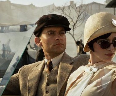 Tobey Maguire i Elizabeth Debicki w scenie z filmu "Wielki Gatbsy"