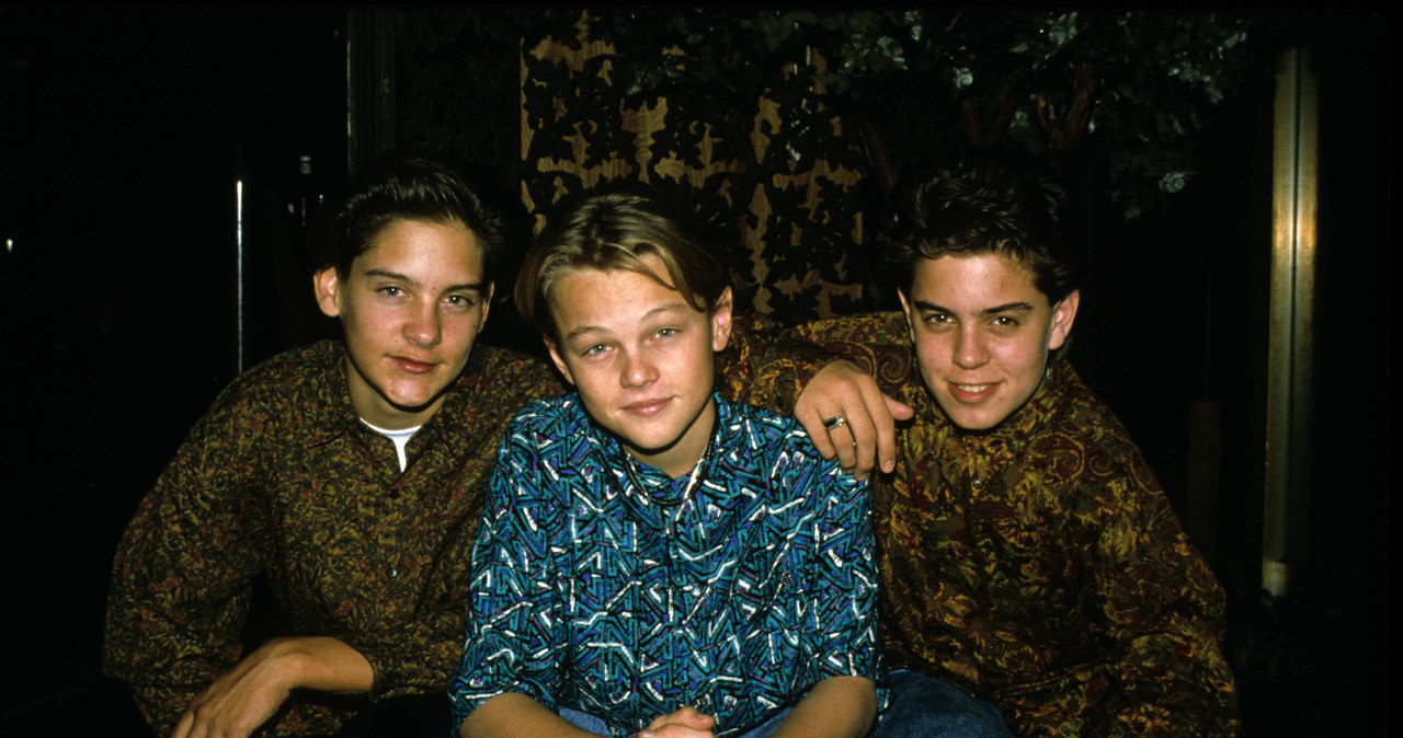 Tobey Maguire (L) i Leonardo DiCaprio (C) poznali sie jako nastolatkowie /Globe Photos / Zuma Press /Agencja FORUM