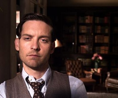 Tobey Maguire w scenie z filmu "Wielki Gatbsy"