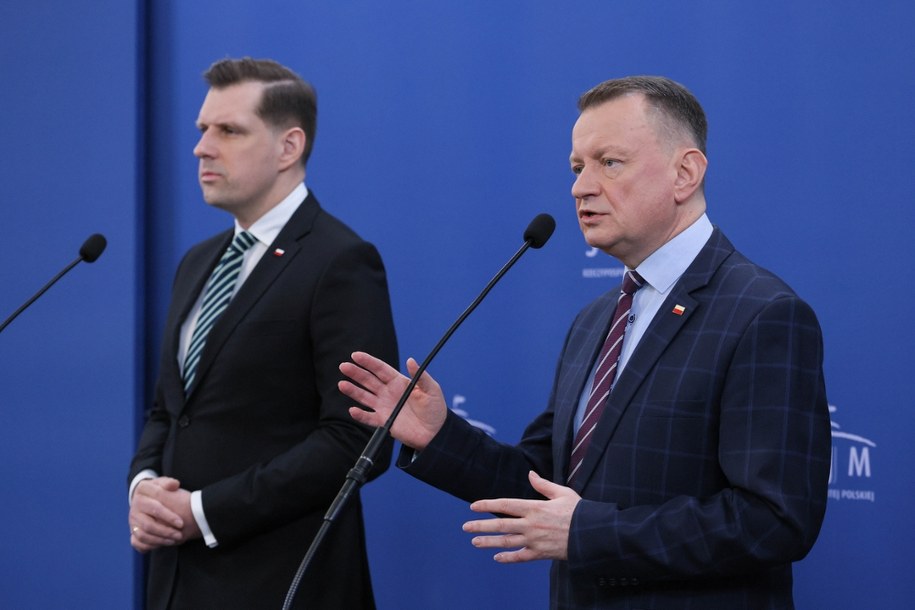 Tobiasz Bocheński i Mariusz Błaszczak na konferencji w Sejmie, 16 marca 2026 /Paweł Supernak /PAP