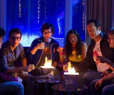 Tobit Raphael, Dylan O'Brien, Josh Brener, Tiya Sircar, Vince Vaughn i Owen Wilson w scenie z filmu "Stażyści"