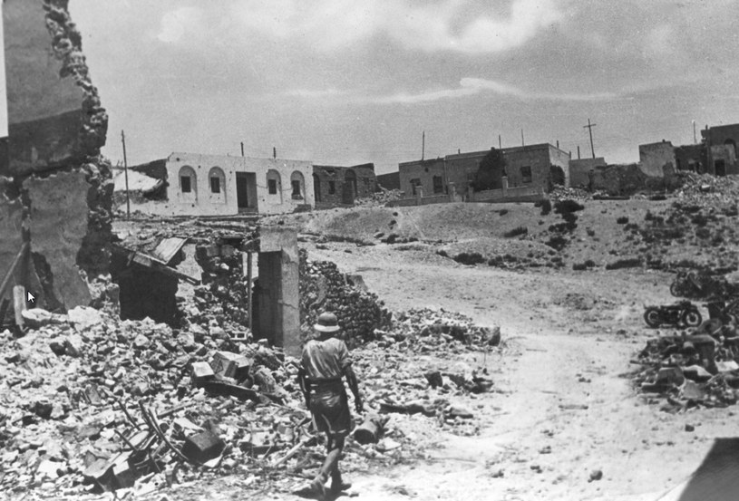 Tobruk. Ruiny miasta. Widoczny idący drogą żołnierz. /Z archiwum Narodowego Archiwum Cyfrowego
