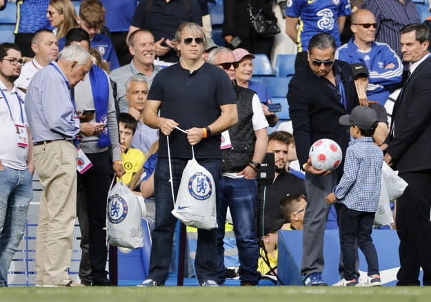 Todd Boehly (w środku) na meczu Chelsea z Watfordem /Tolga Akmen /PAP