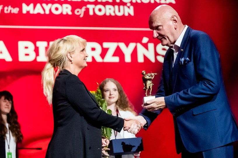 Tofifest 2023: Adrianna Biedrzyńska odbiera Flisaka z rąk prezydenta Torunia Michała Zaleskiego /materiały prasowe