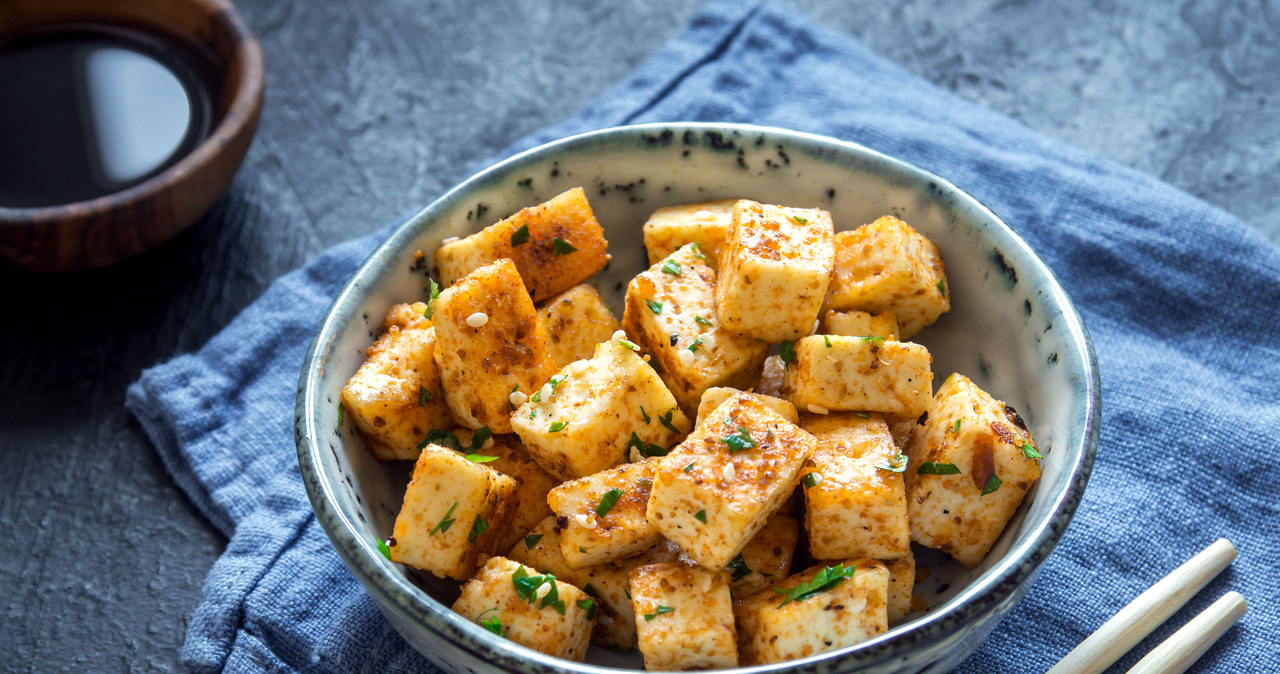 Tofu jest wdzięcznym składnikiem, bo łatwo wchłania aromaty sosów i przypraw /123RF/PICSEL