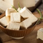 tofu Tofu ma więcej zalet, niż myślisz. Ta niepozorna kostka może zastąpić mięso