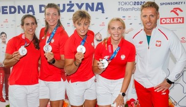 Tokio 2020. Polskie wioślarki wróciły do kraju. Na lotnisku czekali partnerzy i partnerka