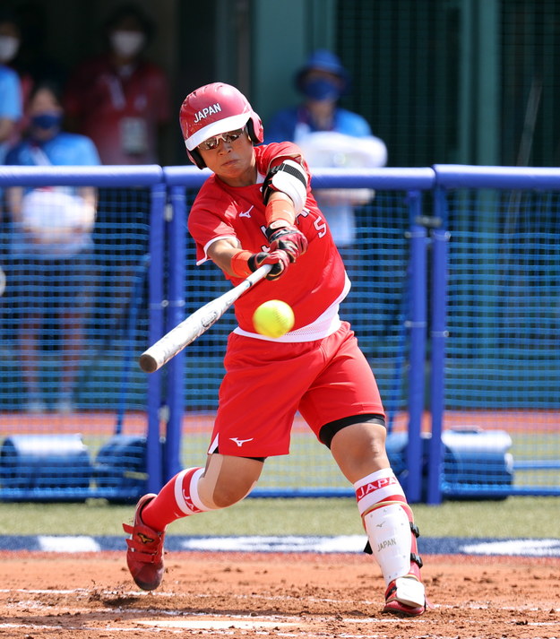 Tokio 2020. Yu Yamamoto w pojedynku softballistek Japonii i Australii na igrzyskach olimpijskich /JIJI PRESS /PAP/EPA