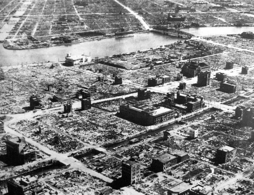Tokio po amerykańskim bombardowaniu. W nalocie mogło zginąć nawet 100 tys. osób. /materiały prasowe