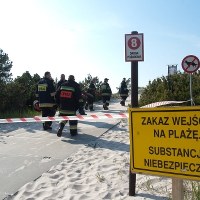 Toksyczna substancja na plaży w Czołpinie. Plaża zamknięta jest do piątku