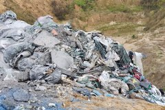 Toksyczne odpady zakopane na terenie dawnej kopalni piasku