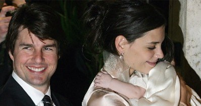 Tom Cruise i jego białe zęby oraz Katie Holmes z córeczką Suri /AFP