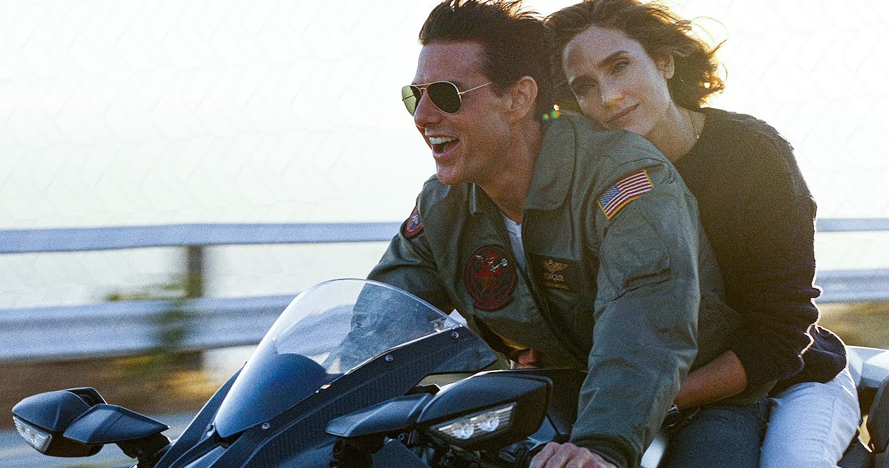 Tom Cruise i Jennifer Connolly w scenie z filmu "Top Gun: Maverick" /materiały prasowe