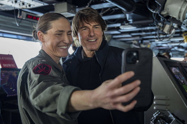 Tom Cruise na pokładzie lotniskowca USS George H. W. Bush podczas kręcenia scen do filmy Mission: Impossible - Dead Reckoning Part Two. /	MC3 SAMUEL WAGNER /PAP/Newscom