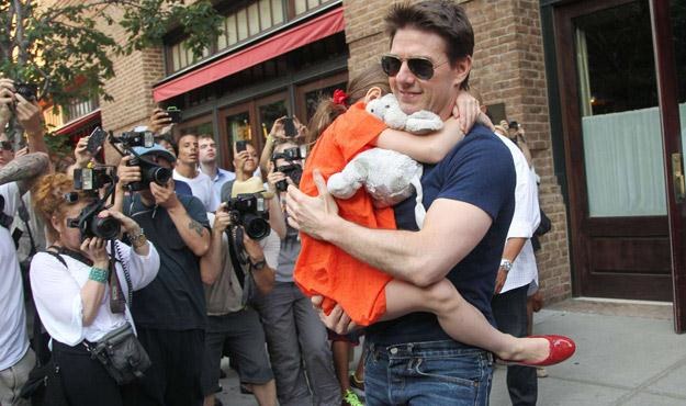 Tom Cruise z córką Suri pod "ostrzałem" fotoreporterów /AFP