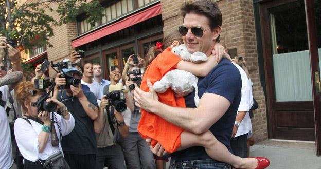 Tom Cruise z córką Suri pod "ostrzałem" fotoreporterów /AFP