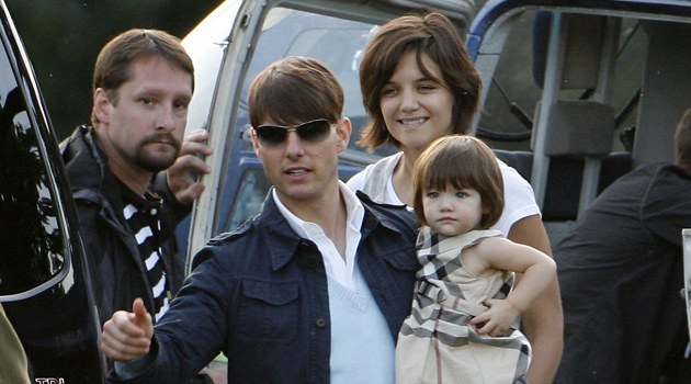 Tom Cruise z maleńką Suri, którą w przyszłości spotka podobny los jak jej przyrodnie rodzeństwo &nbsp; /Dziennik.pl