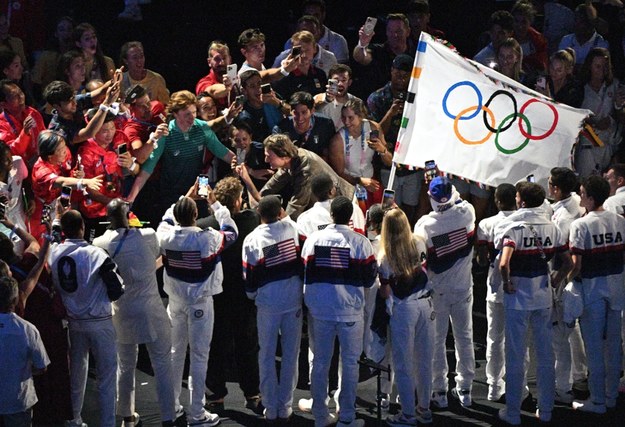 Tom Cruise z olimpijską flagą /CAROLINE BLUMBERG /PAP/EPA