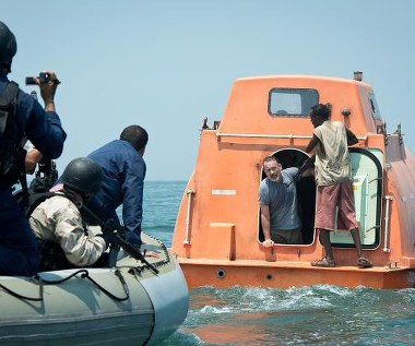 Tom Hanks i Barkhad Abdi w scenie z filmu "Kapitan Phillips"