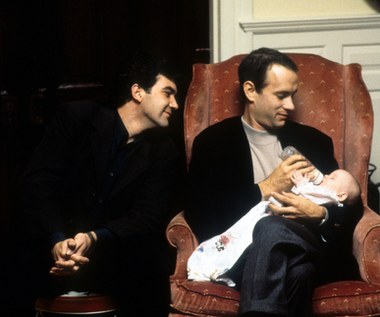 Tom Hanks jest drugim po Spencerze Tracym aktorem, któremu udało się zdobyć Oscara dwa razy z rzędu. 

Najpierw za rolę w filmie "Filadelfia" (1993) - sądowym dramacie o homoseksualnym prawniku Andrew Beckecie, skarżącym byłą kancelarię za zwolnienie z powodu AIDS. Film był jedną z pierwszych wysokobudżetowych produkcji dotykających kwestii homofobii i epidemii AIDS.  

Reżyser Jonathan Demme chciał, żeby jego film poszerzył świadomość społeczną na temat AIDS i związków homoseksualnych. Według Hanksa nakręcono więcej scen dotyczących związku Becketta z jego partnerem Miguelem (Antonio Banderas); także jego intymnych aspektów. Wszystkie zostały jednak wycięte. Zamiast tego skupiono się na przebiegu AIDS u Andrew. Sceny kręcono w porządku chronologicznym, ponieważ Hanks drastycznie chudł, by przekonująco przedstawić kolejne stadia choroby swej postaci.

Film okazał się ogromnym sukcesem, a Tom Hanks stał się gwiazdą światowego formatu. 