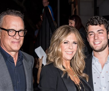 Tom Hanks nie kryje się z tym, że wspierał finansowo wielu polityków amerykańskiej Partii Demokratycznej. Otwarcie deklaruje poparcie dla idei małżeństw jednopłciowych, pozyskiwania energii ze źródeł odnawialnych oraz  ochrony środowiska.   

Jest wielbicielem serialu "Star Trek", fanem Beatlesów oraz klubu angielskiej piłki nożnej Aston Villa.   

W latach 1978–1987 był żonaty z aktorką Samanthą Dillingham, z którą ma dwoje dzieci. W 1988 poślubił aktorkę Ritę Wilson, którą spotkał trzy lata wcześniej na planie filmu "Ochotnicy"; mają dwoje dzieci. Aktor dla żony zmienił wyznanie z katolickiego na prawosławne. 