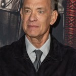 Tom Hanks promuje „Elvisa”, a fani zwracają uwagę na istotny szczegół. Ma problemy z dłońmi?