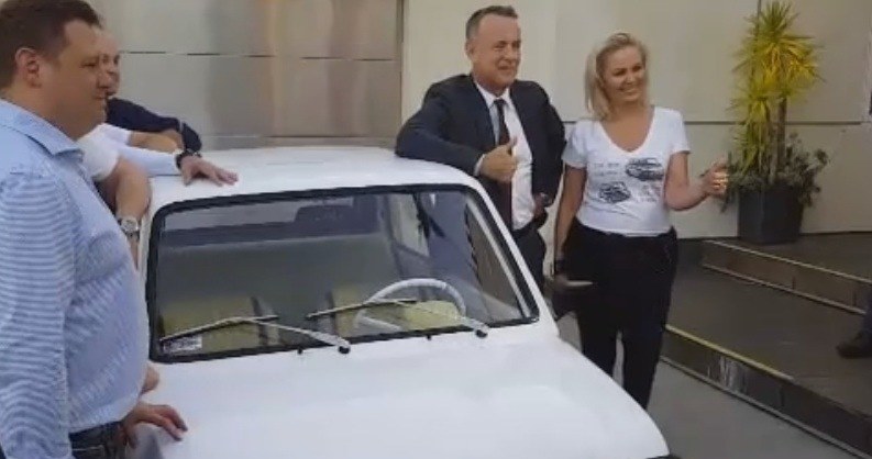 Tom Hanks zachwycił się maluchem /INTERIA.PL