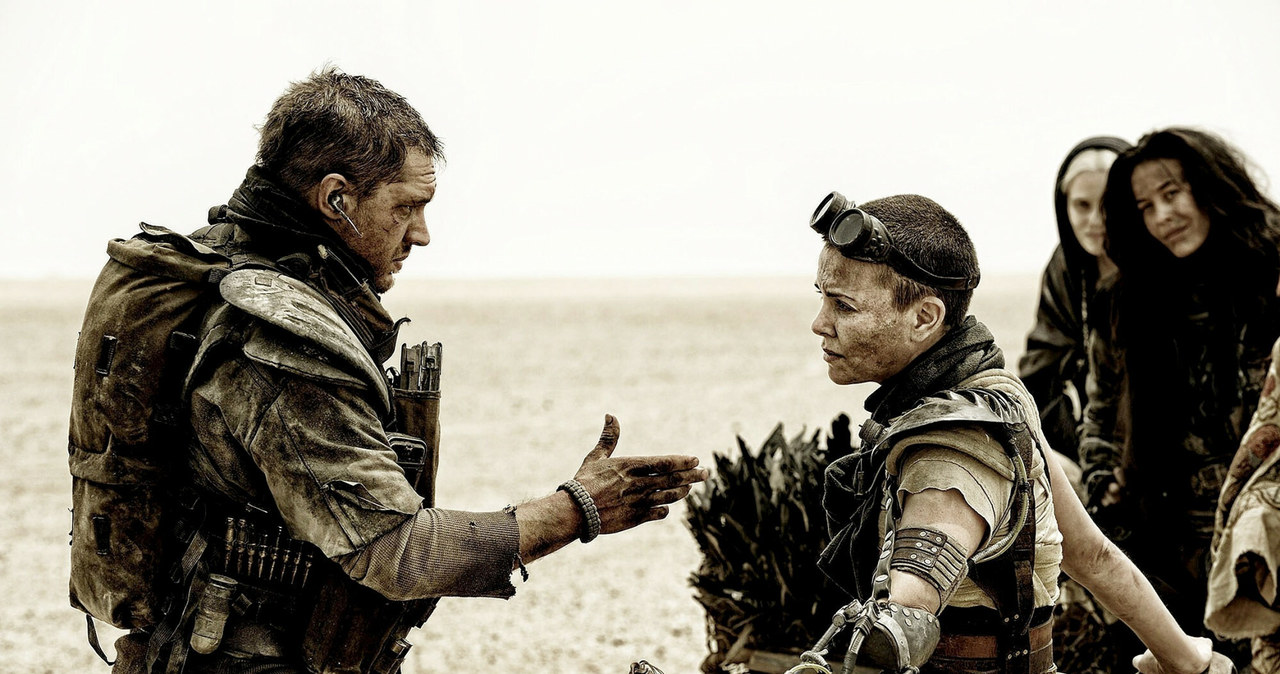 Tom Hardy i Charlize Theron na planie filmu "Mad Max: Na drodze gniewu" /Jasin Boland  / Capital Pictures  /East News