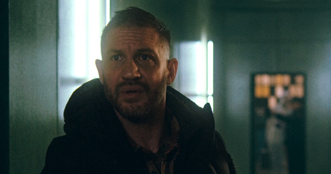 Tom Hardy w filmie "Chaos" /Netflix
