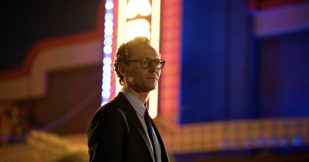 Tom Hiddleston w filmie "Życie Chucka" /Intrepid Pictures - Red Room Pic/Collection Christophel/East News /East News