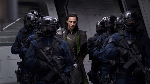 Tom Hiddleston w scenie z filmu "Avengers 3D" /materiały dystrybutora
