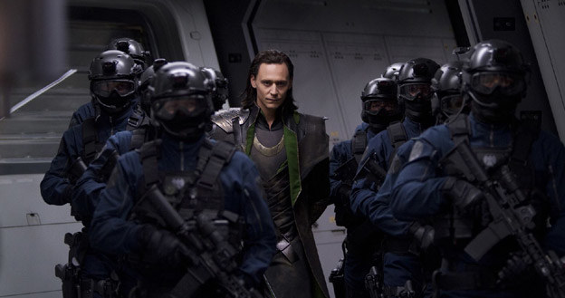 Tom Hiddleston w scenie z filmu "Avengers 3D" /materiały dystrybutora