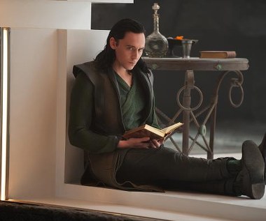 Tom Hiddleston w scenie z filmu "Thor: Mroczny świat"