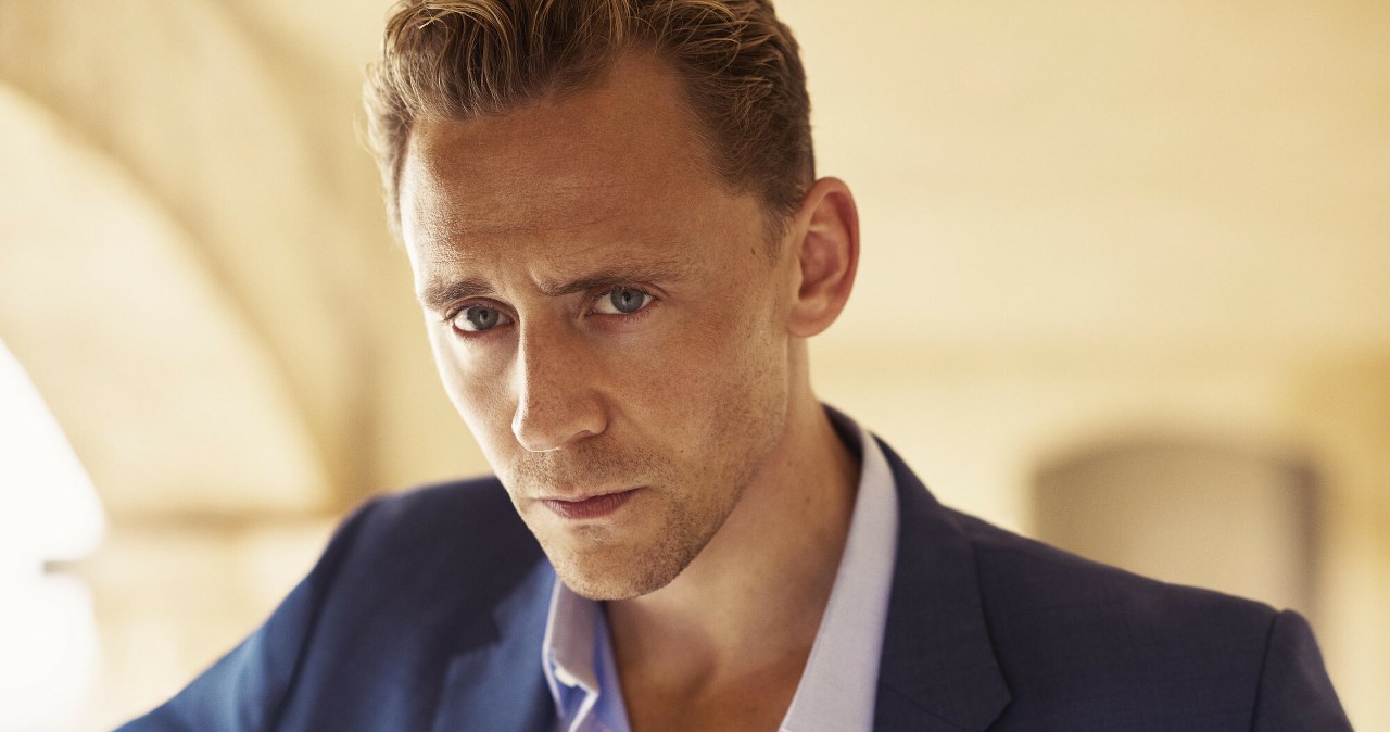 Tom Hiddleston w serialu "Nocny recepcjonista" /Mitch Jenkins/AMC /Reporter