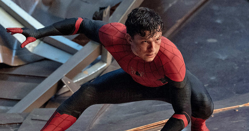 Tom Holland w scenie z filmu "Spider-Man: Bez drogi do domu" /materiały prasowe