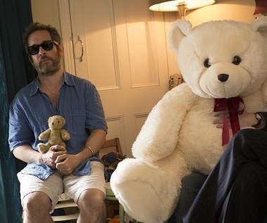 Tom Hollander w scenie z filmu "Czas na miłość"