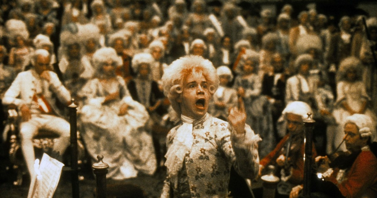 Tom Hulce w filmie "Amadeusz" /AMLF/The Saul Zaentz Company/Collection Christophel/East News /East News