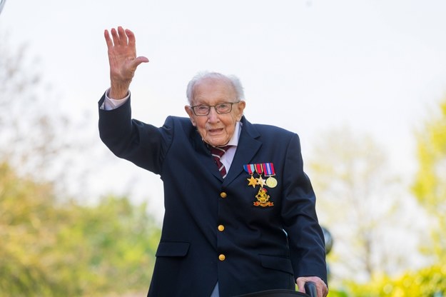 Tom Moore, 99-letni weteran II wojny światowej przeszedł 100 długości swojego ogrodu, opierając się na chodziku /VICKIE FLORES /PAP/EPA