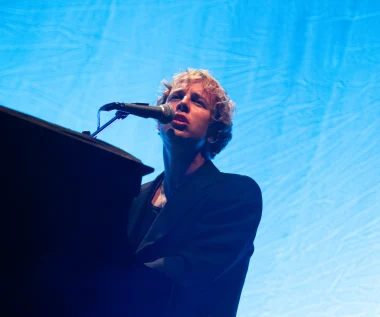 Tom Odell w Krakowie: z przydymionego pubu ze starym pianinem prosto na Tauron Arenę [RELACJA]