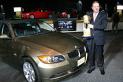 Tom Purves, szef BMW na Ameryke Północną ze statuetką WCOTY 2006 /INTERIA.PL