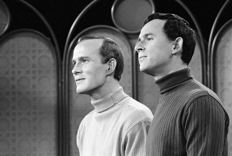 Tom Smothers (z prawej) zmarł w wieku 86 lat. Na zdjęciu ze swoim bratem podczas nagrywania programu w 1969 roku /CBS /Getty Images