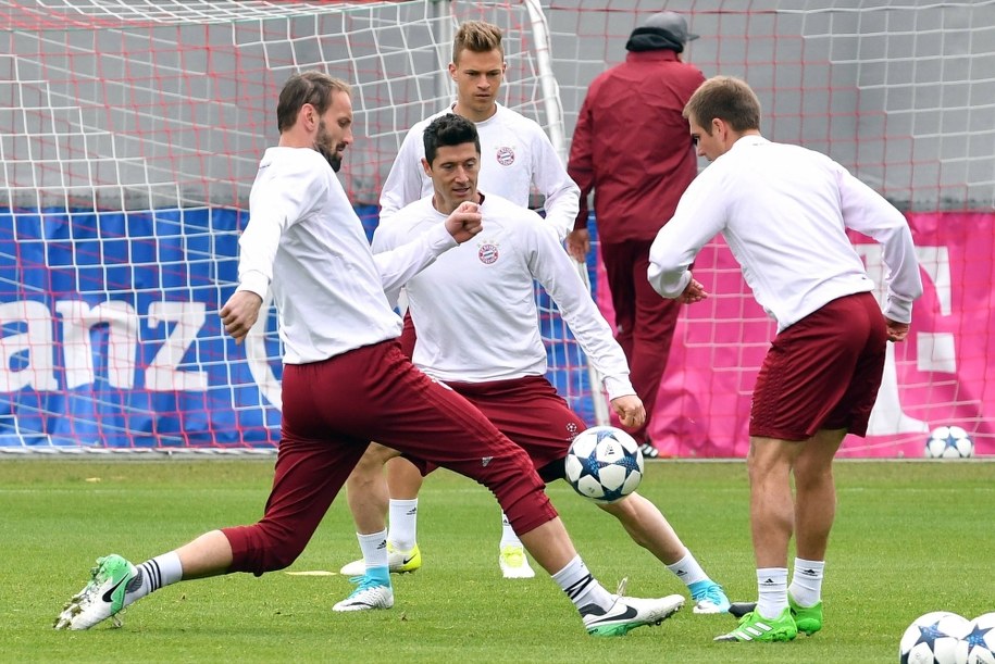 Tom Starke, Robert Lewandowski, Joshua Kimmich i Philipp Lahm w czasie treningu Bayernu Monachium przed meczem z Realem Madryt w Lidze mistrzów /Joerg Koch/Anadolu Agency/Abaca /PAP