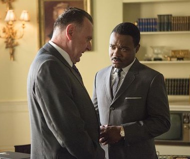 Tom Wilkinson i David Oyelowo w scenie z filmu "Selma"