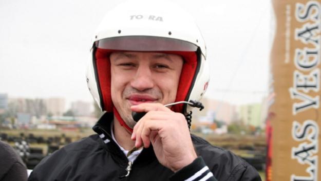 Tomasz Adamek wcielił się w rolę kierowcy rajdowego /bokser.org