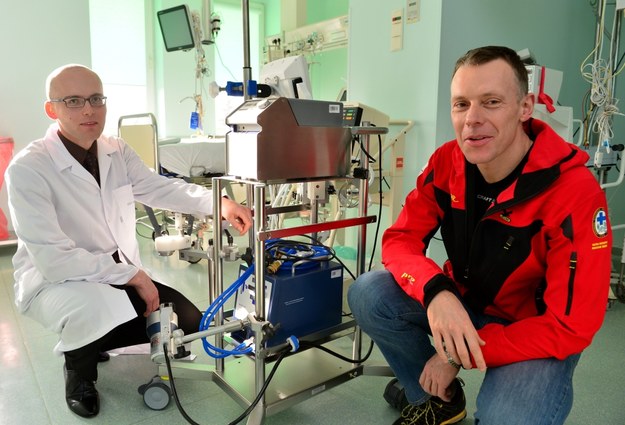 Tomasz Darocha i Sylweriusz Kosiński, główny koordynator przy sztucznym płuco-sercu służącym do ogrzewania krwi /Jacek Bednarczyk /PAP