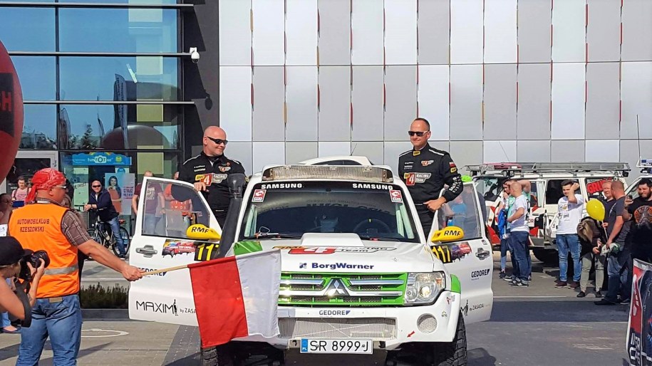 Tomasz Dołhan i Krzysztof Biegun z RMF 4RACING Team w czasie ceremonii startu Baja Carpathia /RMF 4Racing Team /Materiały prasowe
