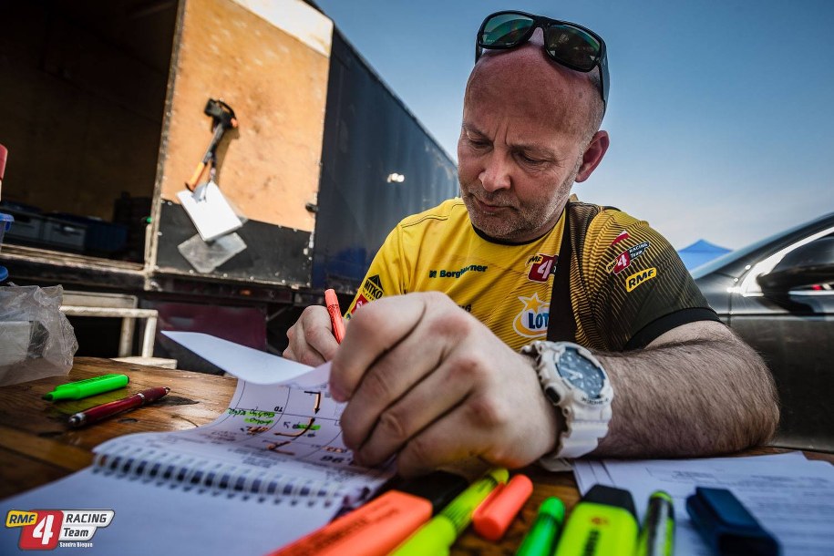 Tomasz Dołhan podczas opisywania trasy przejazdu /RMF 4Racing Team /