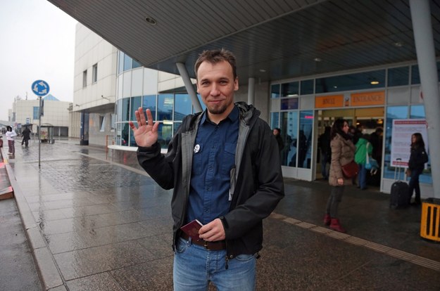 Tomasz Dziemianczuk na lotnisku w Petersburgu /ANATOLY MALTSEV  /PAP/EPA
