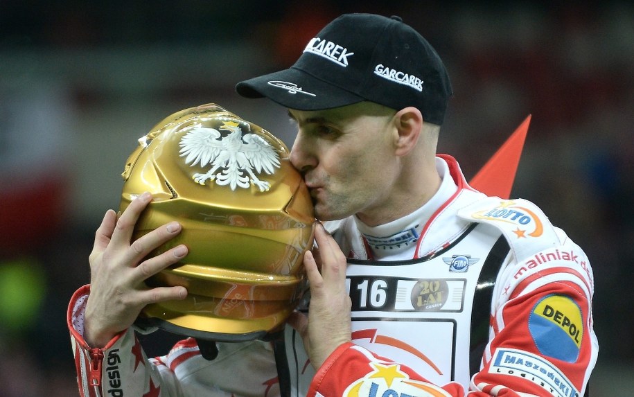Tomasz Gollob całuje złoty kask po żużlowym Grand Prix Polski na Stadionie Narodowym /Bartłomiej Zborowski /PAP