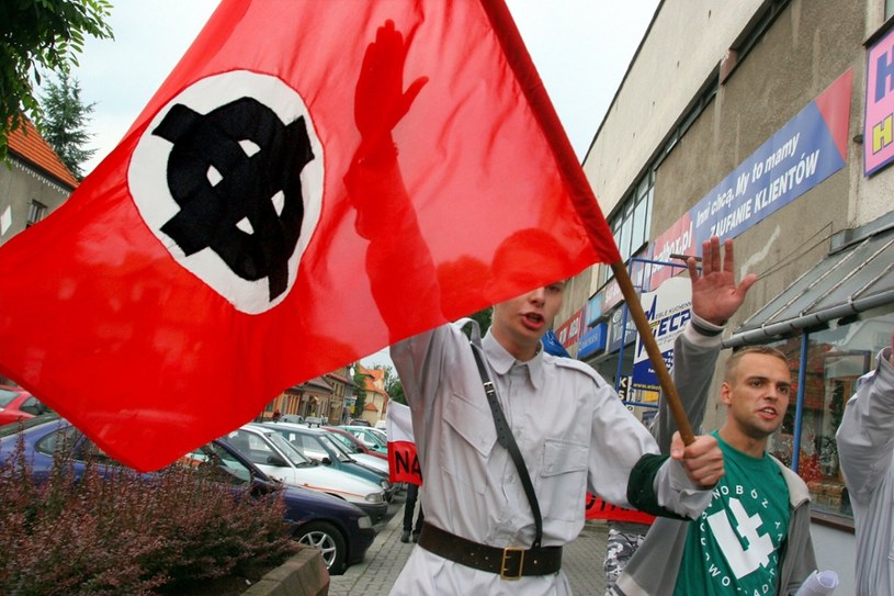 Tomasz Greniuch (z prawej) podczas manifestacji ONR w Myślenicach. Zdjęcie z 2005 roku /Bartosz Samecki /Reporter